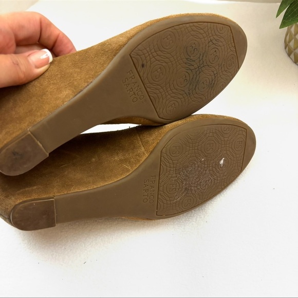 Franco Sarto Tan Suede 70’s” Closed Round Toe Slip On Wedge Heels Size 8.5 - Picture 11 of 12